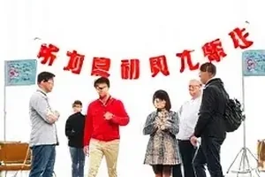 一张被反复修改的收据封面：桌面上的五版复写收据