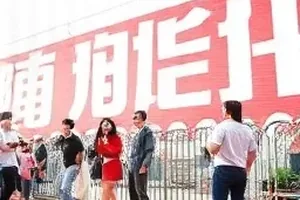 一场没有预告的答辩封面：教室后排与临时加设的旁听椅
