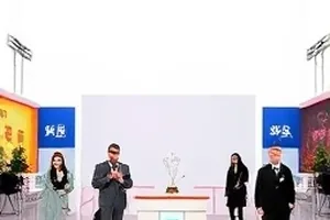 地图上被抹去的那条街封面：新旧两版地图的对照