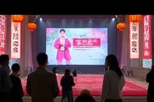 旧相册里的第两百张封面：翻开的旧相册与背面手写日期
